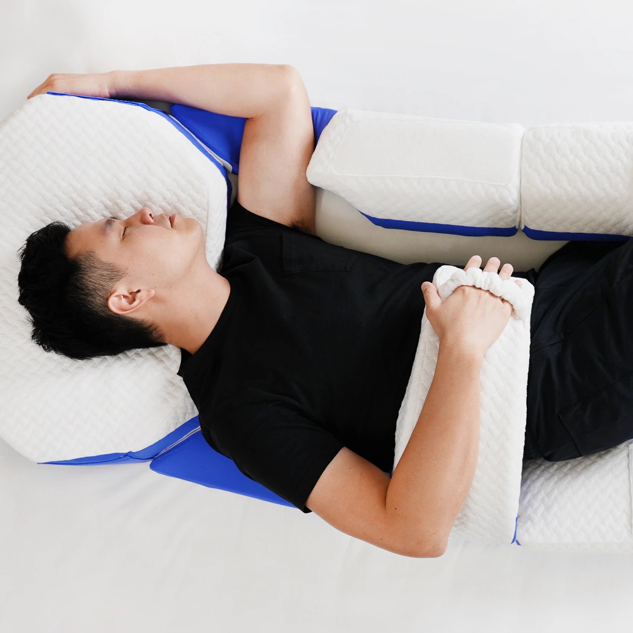 Side sleeper supported by the Modular Pillow system