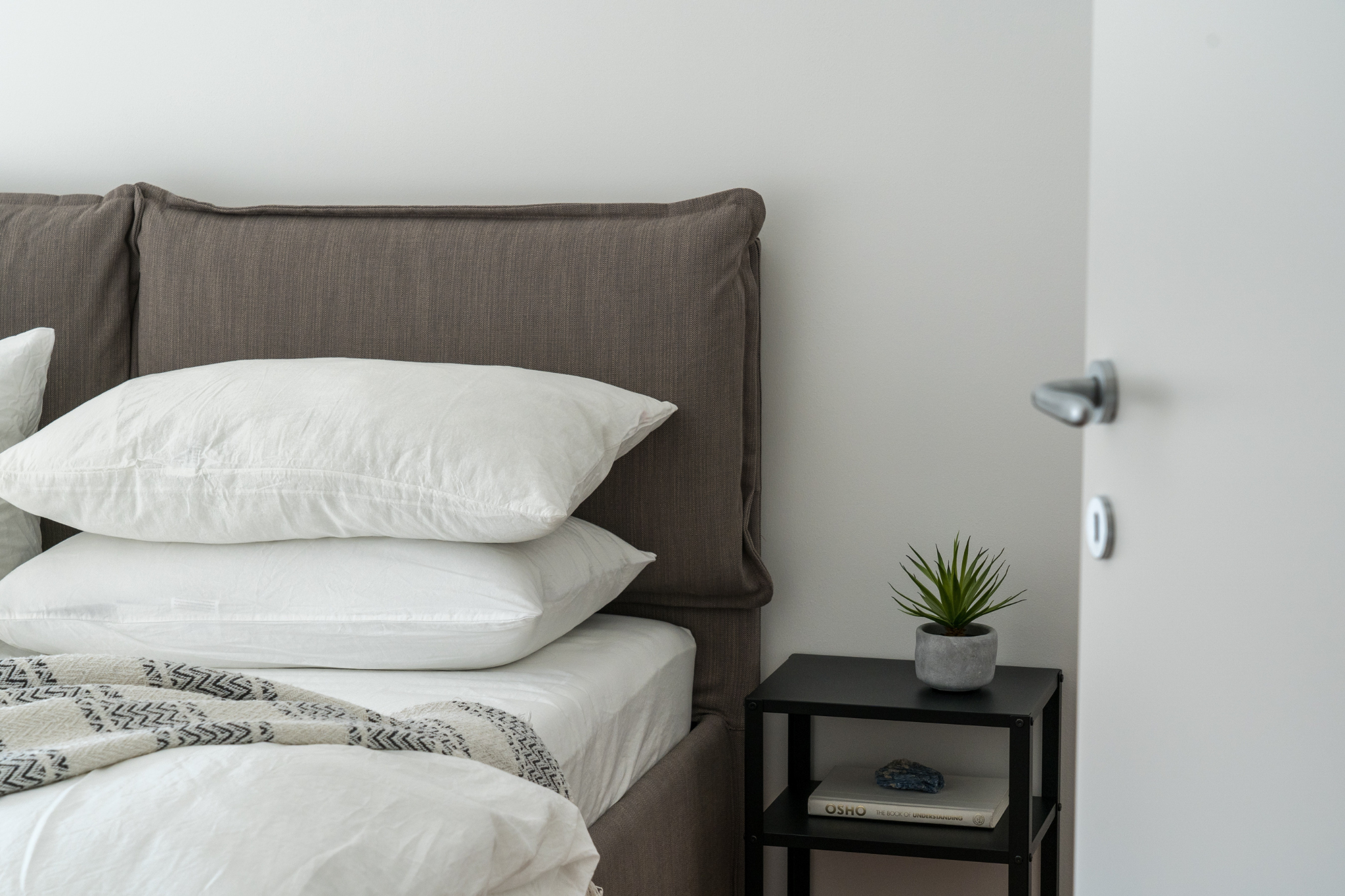 Part 1 of 3: How to choose the right pillow for better sleep - Different types of pillows and their benefits for back and neck health