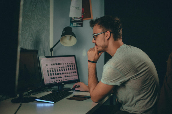 man sitting with bad posture using computer, working with bad posture, back pain relief