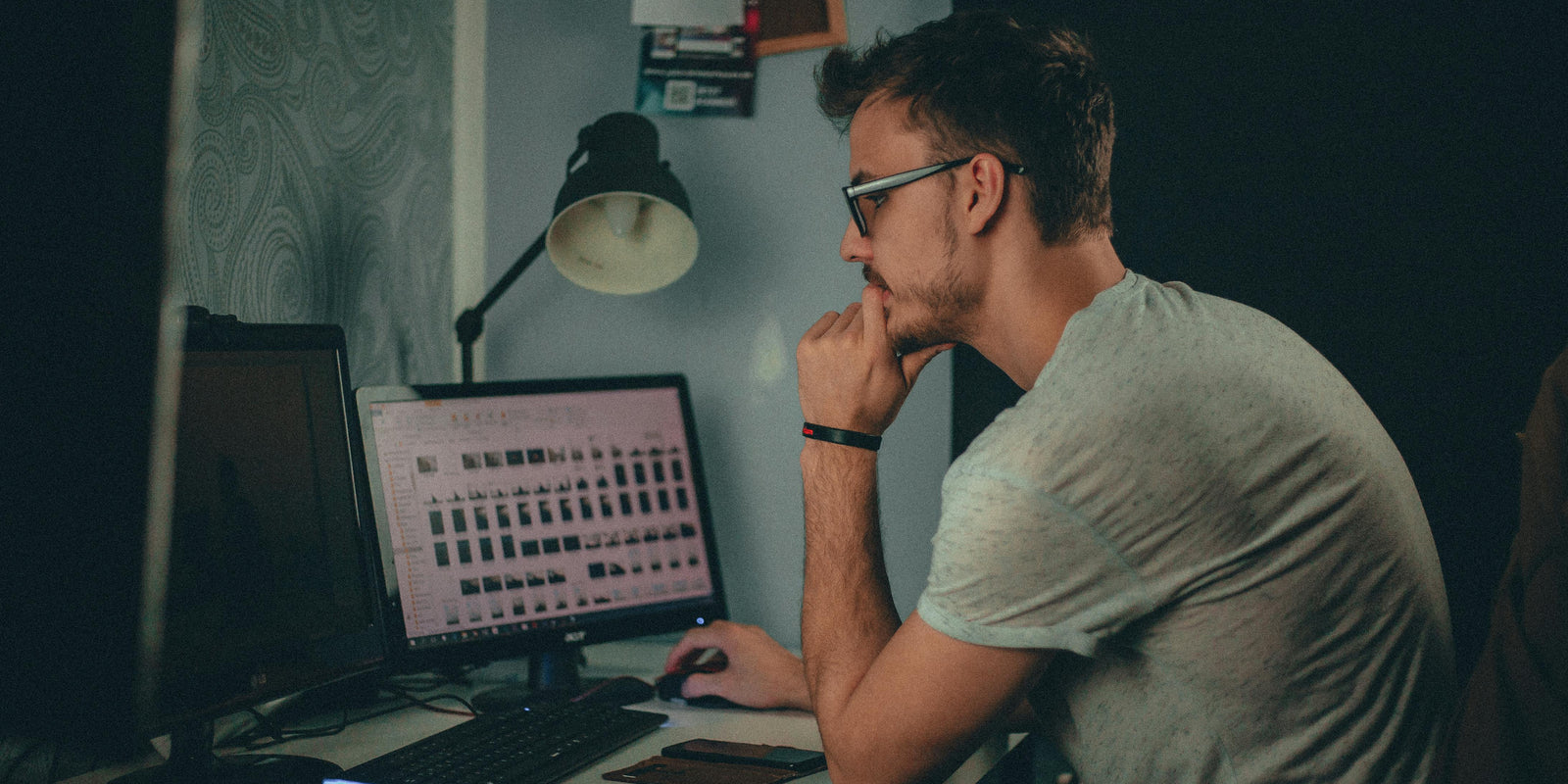 man sitting with bad posture using computer, working with bad posture, back pain relief